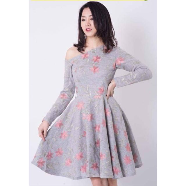Váy dạ thêu hoa nổi cực kỳ dày dặn và tinh tế, dạ đẹp k bị bai xù hay nhão, hàng thiết kế cực chất