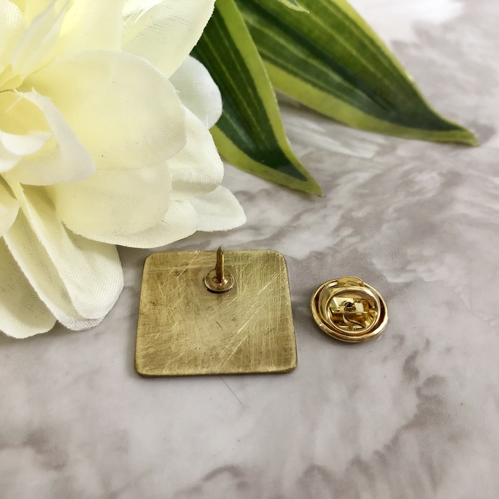 Huy hiệu cài áo logo Manulife bằng đồng cao cấp