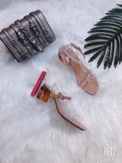 Sandal quai trong