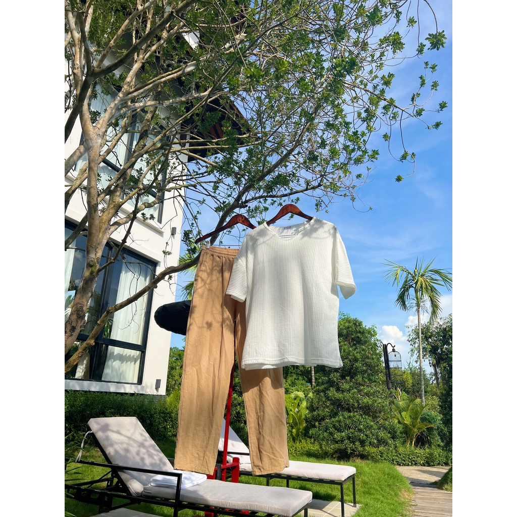Áo thun chất liệu lưới và quần dài linen mặc mát Hungtubes.