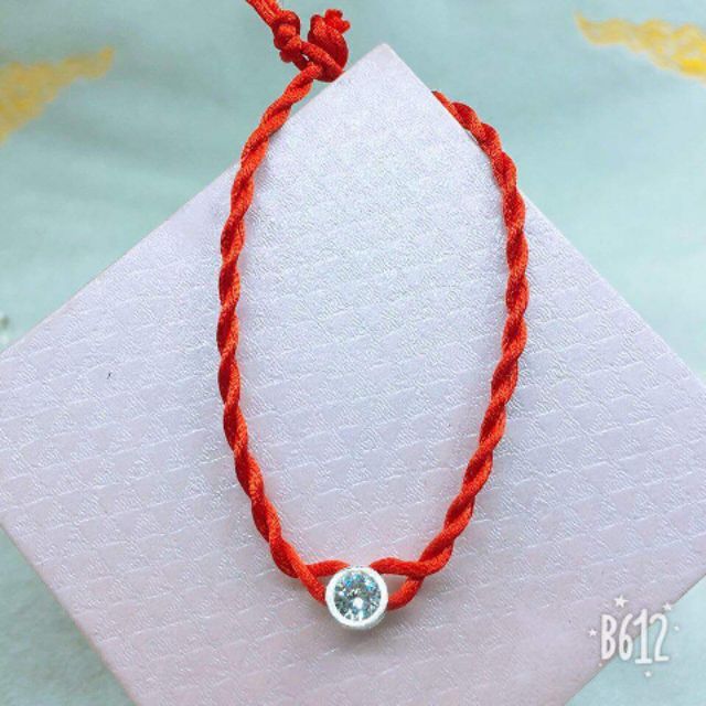 Chỉ đỏ may mắn