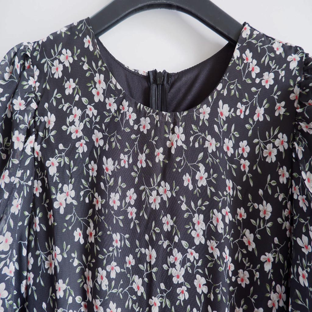 Váy hoa nhí nền đen tay lỡ dáng dài