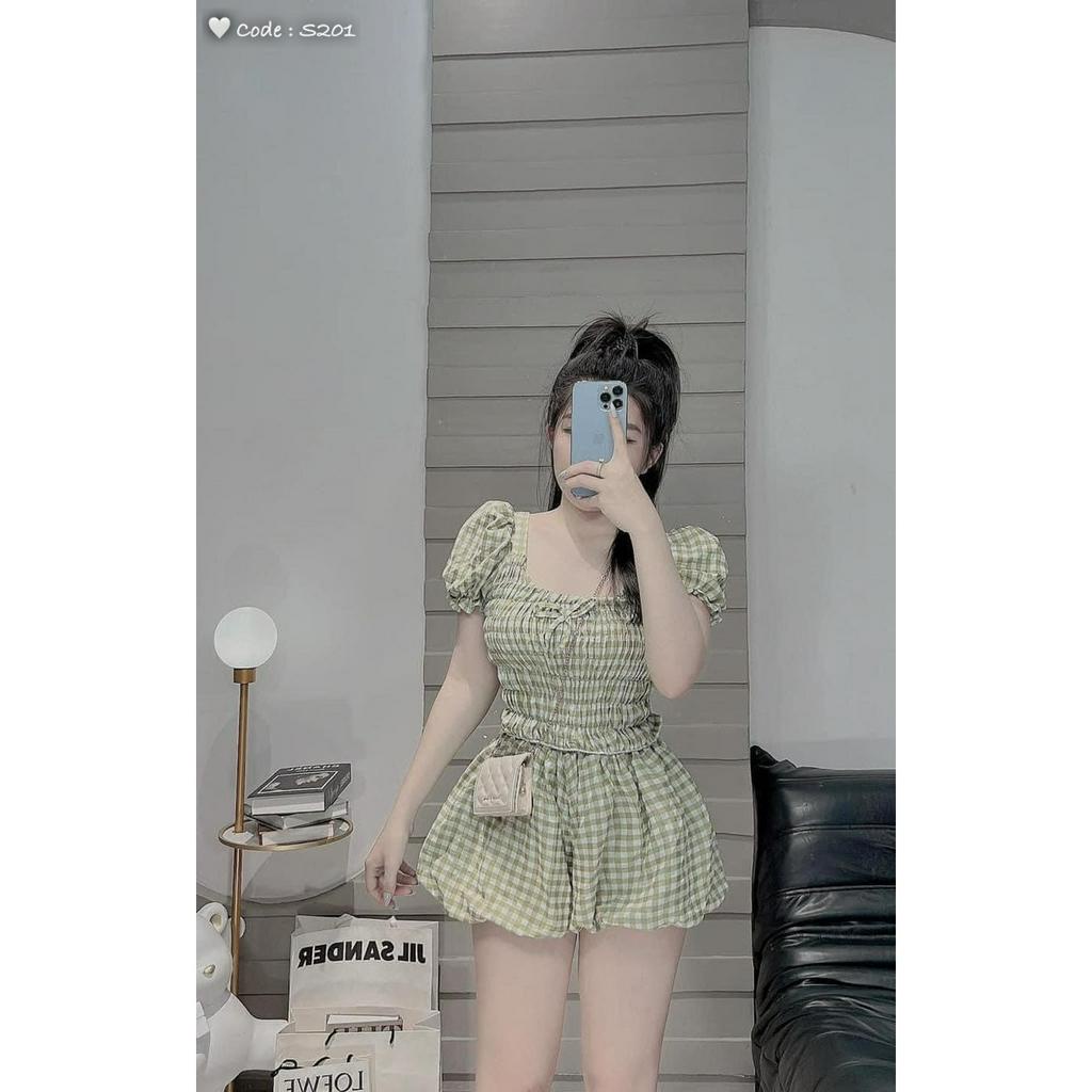 set áo cổ vuông tay phồng quần short bí xòe họa tiết carro