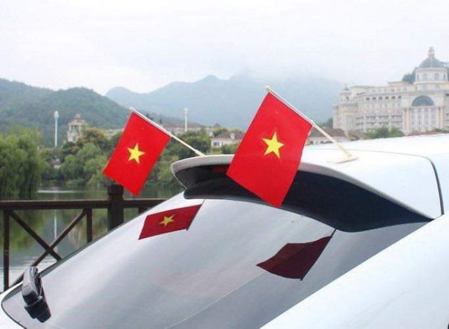 Cờ dán oto có sẵn cán và đế