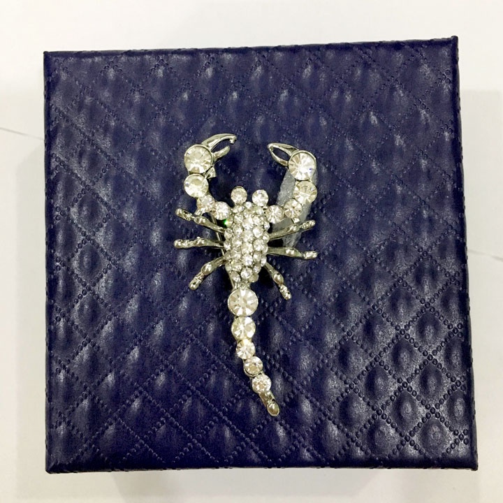 Madam Dzi - Cài áo bọ cạp