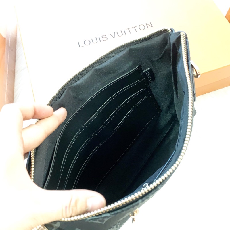 clutch cầm tay dẹt lv cho cả nam và nữ