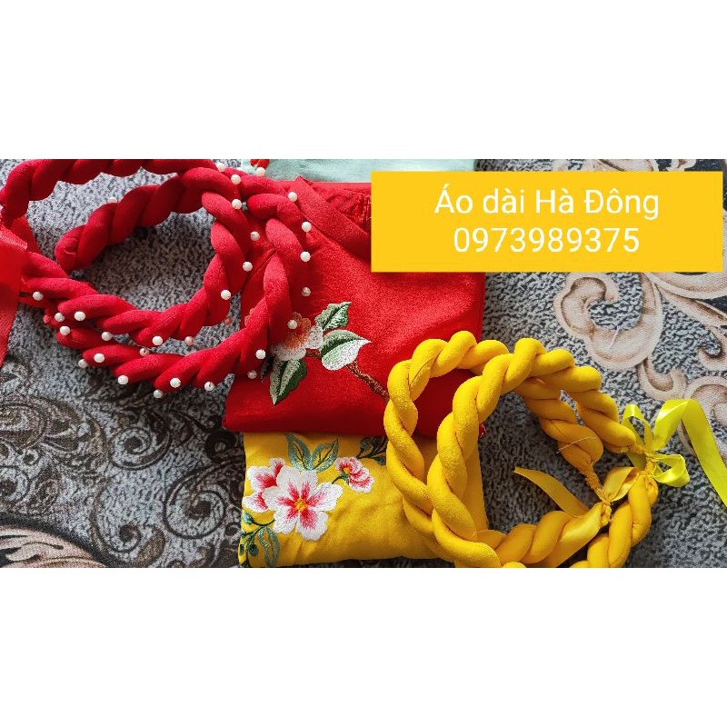 Mấn đội đầu áo dài màu đỏ, vàng, hồng