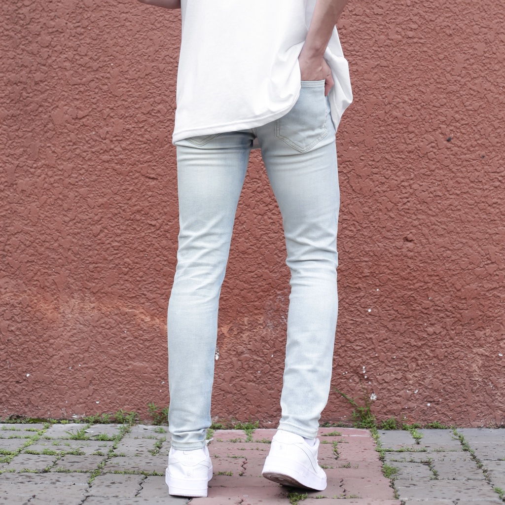Quần Skinny Jeans Nam-Màu Xanh Nhạt-Rách Ngang Gối-Chất Liệu Cotton Co Giãn-Ống Đứng Dáng-Ống Ôm Chân Chuẩn Skinny