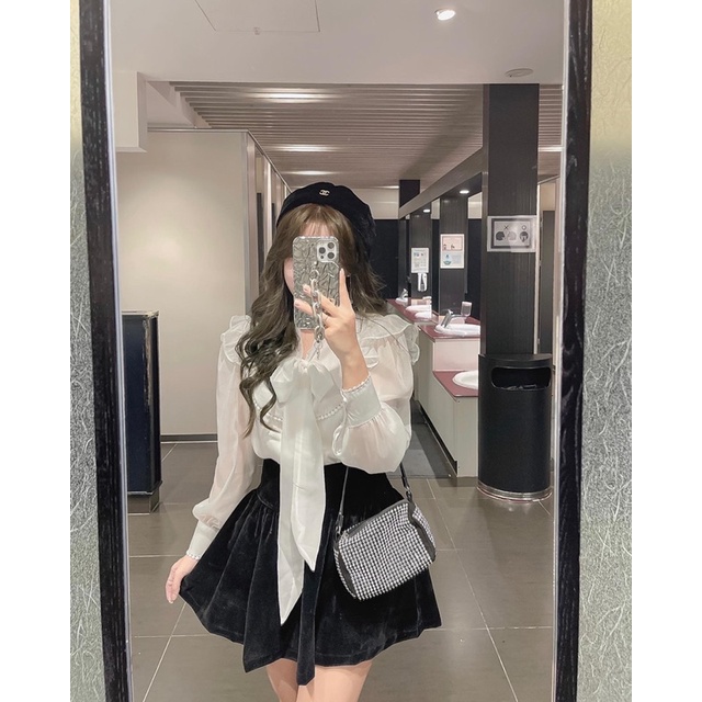 Sơmi voan cổ nơ viền hoa + chân váy nhung đen | BigBuy360 - bigbuy360.vn