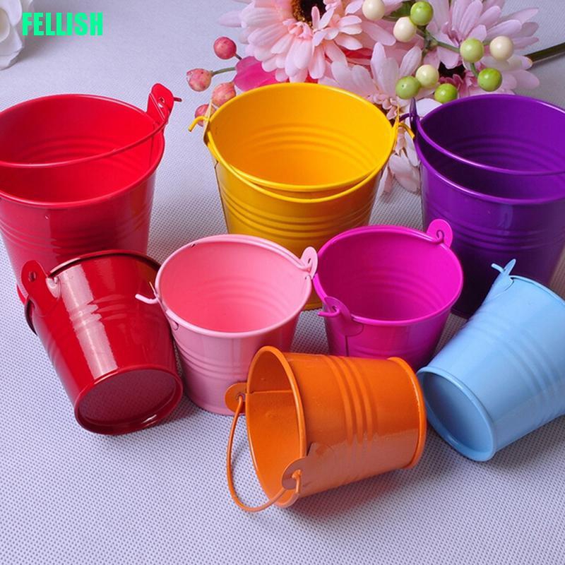 Chậu xô bằng thiếc nhỏ nhắn dùng để đựng món tráng miệng nhỏ gọn trang trí nội thất tiệc