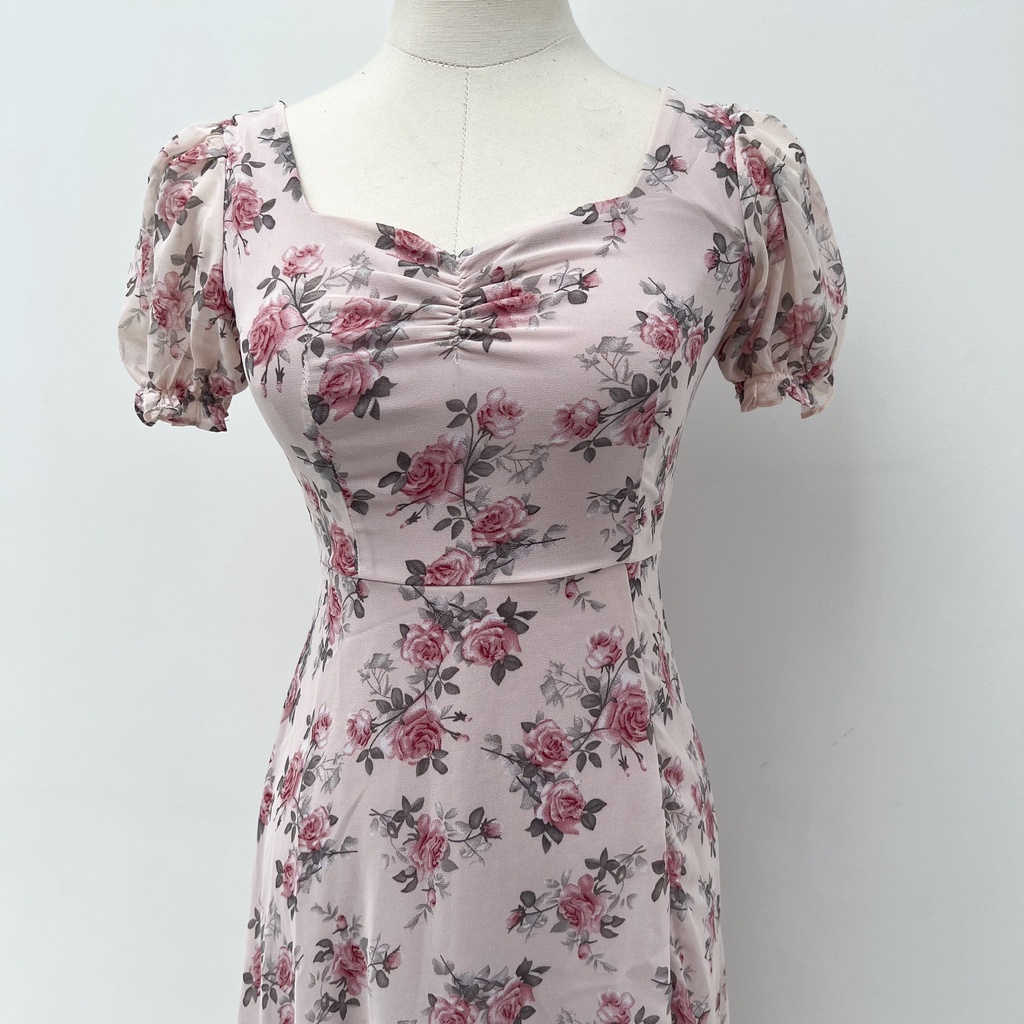 Đầm hoa hồng nhún ngực tay phồng xẻ tà