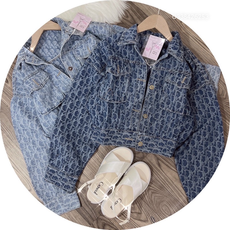 Áo khoác jean dệt họa tiết cổ bẻ phối túi hộp hai bên tay dài!