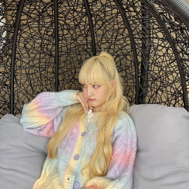 Áo cardigan len tiedye cầu vồng giống Liz IVE và Youngeun Kep1er