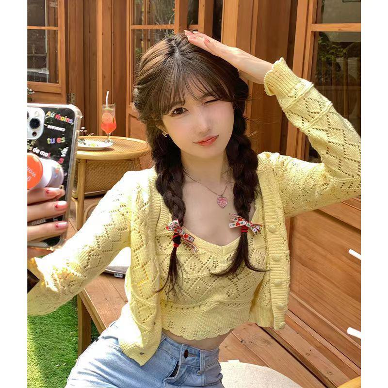 Set 2 món gồm áo khoác dệt tay dài ngắn khoét lỗ mỏng nhẹ nhàng và áo hai dây cho bạn nữ