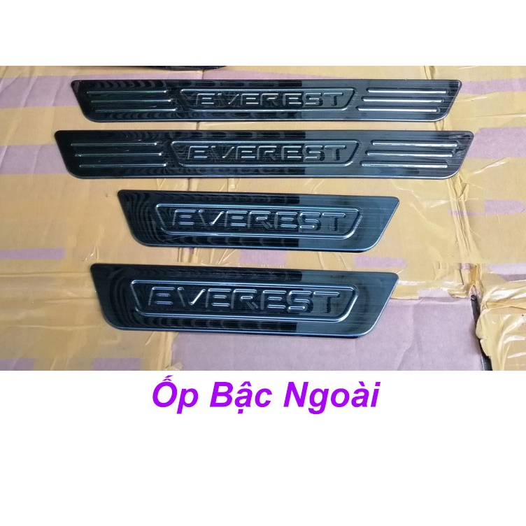 Ốp Bậc Cửa Xe Ford Everest 2018 2019 2020 2021 Mẫu TITAN