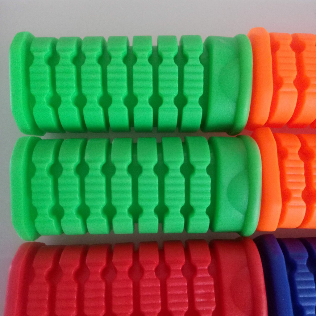 CẶP GÁC CHÂN TRƯỚC CAO SU MÀU CHO DREAM ,WAVE ,CUB