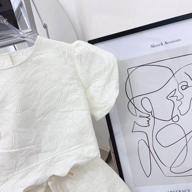 SET CROP GẤM HOA NỔI TRẮNG CUTOUT LƯNG NƠ + SHORT