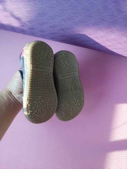 Giày xuất cho bé