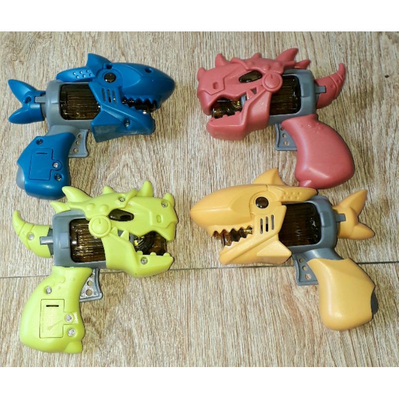 Một cái mô hình khủng long hoặc cá mập bằng nhựa có nhạc và đèn led rất đẹp có sẵn pin