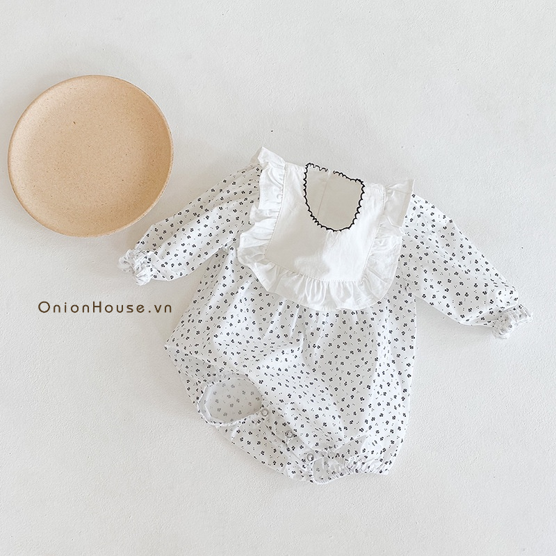 Áo trắng dài tay hoa nhí xanh cổ bèo vuông bé gái