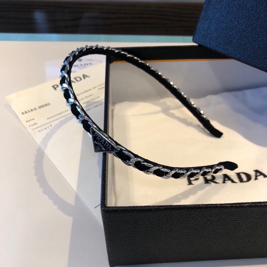 Cái tóc phối dây xích cá tính ấn tượng