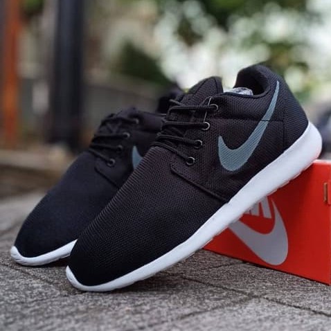 Giày Thể Thao Nam Nike Roshe Run Màu Trắng Đen