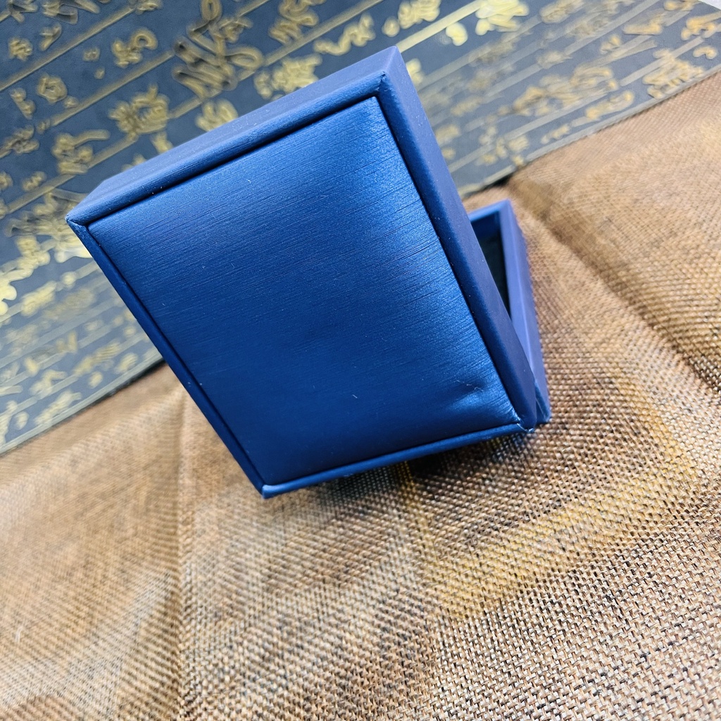 Hộp vuông da đựng dây chuyền cực kỳ sang trọng và tinh tế