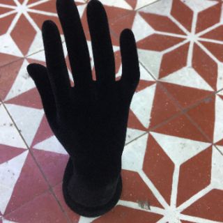Tay nhung trưng bày trang sức
