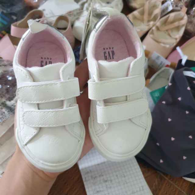 Giầy thể thao trắng