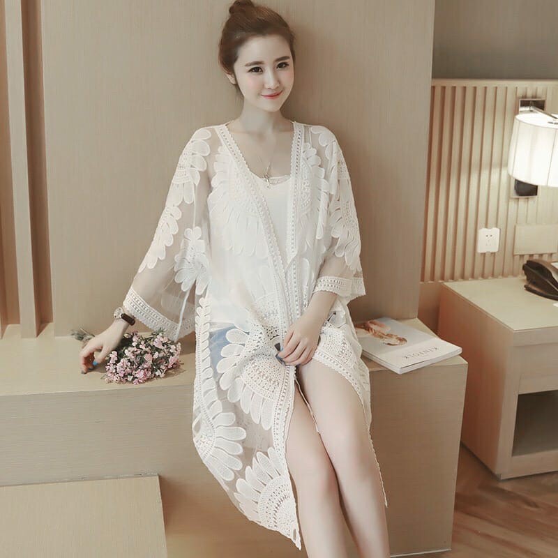 Áo khoác ren trắng đi biển