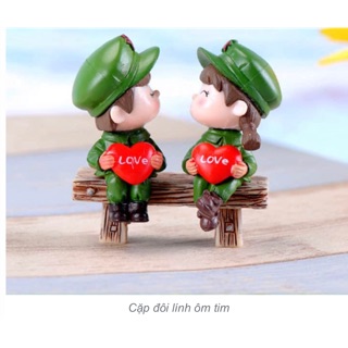 Tiểu cảnh cặp đôi lính ôm tim