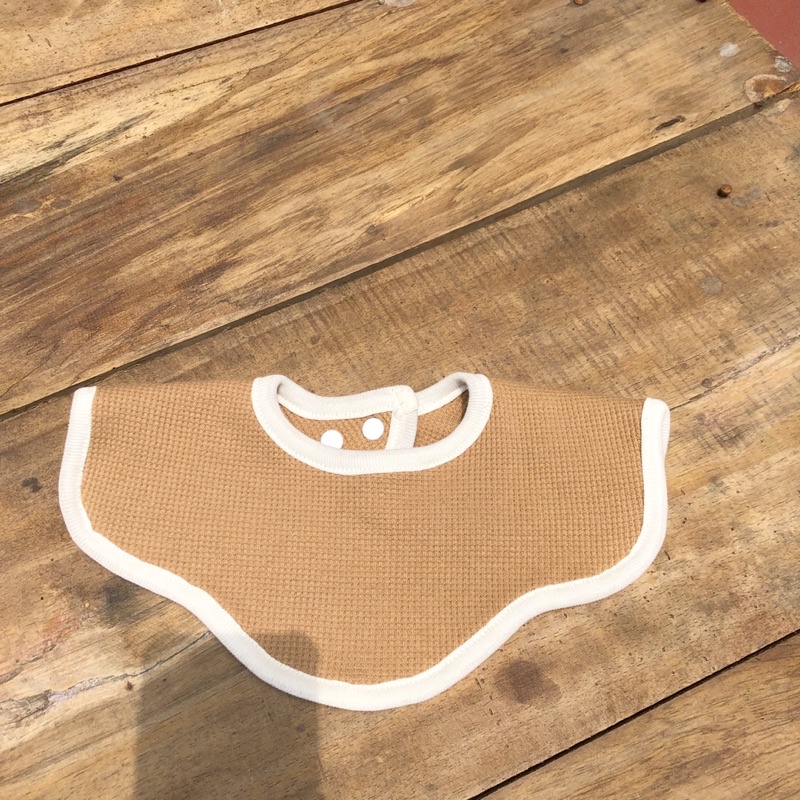 Yếm xinh hình cánh hoa chất liệu cotton wafflet cho bé