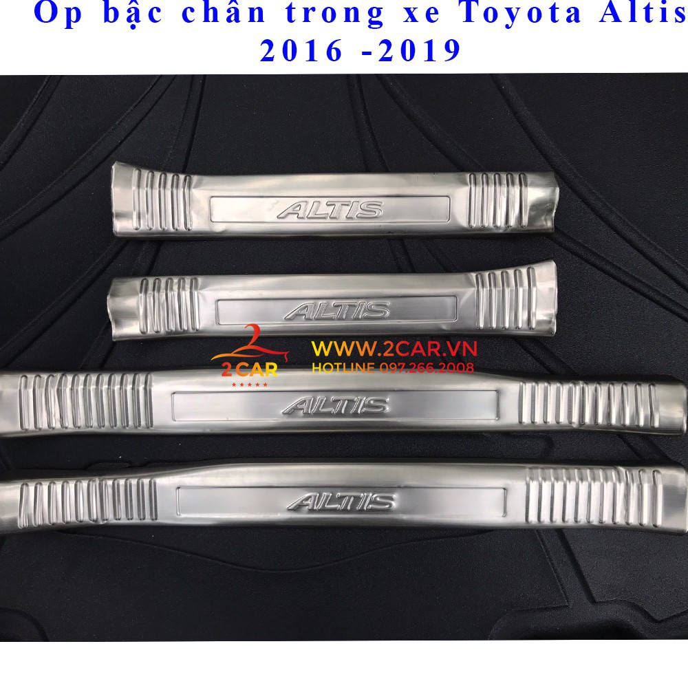 Ốp bậc chân trong xe Toyota Altis 2016-2020