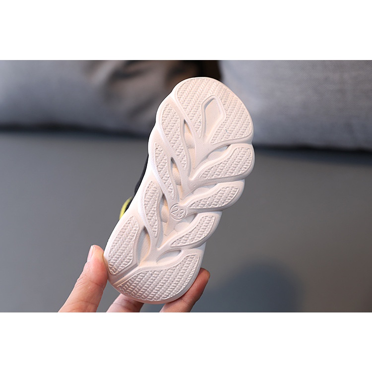 Giày Thể Thao Đế Mềm Siêu Nhẹ Thoáng Khí Có Đèn Led Thời Trang Unisex Cho Trẻ Em