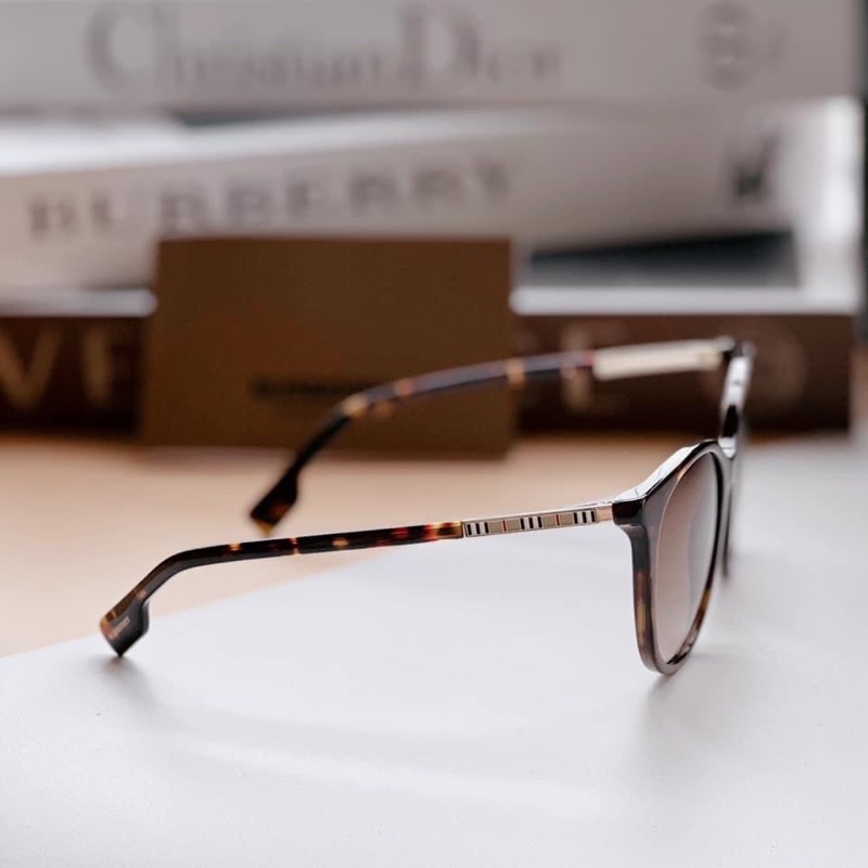 Mắt kính nữ 🅱️ urberry mẫu 🆕🆕🆕 - màu dark havana sang chảnh. Form ôm dễ lên mặt .