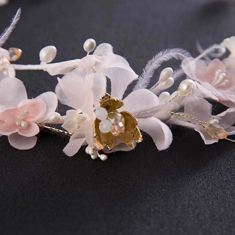 Cài tóc thiết kế phối hoa sang trọng quý phái cho cô dâu