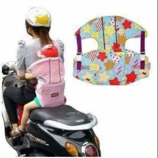 Đai đi xe máy có đỡ cổ bảo vệ an toàn cho bé
