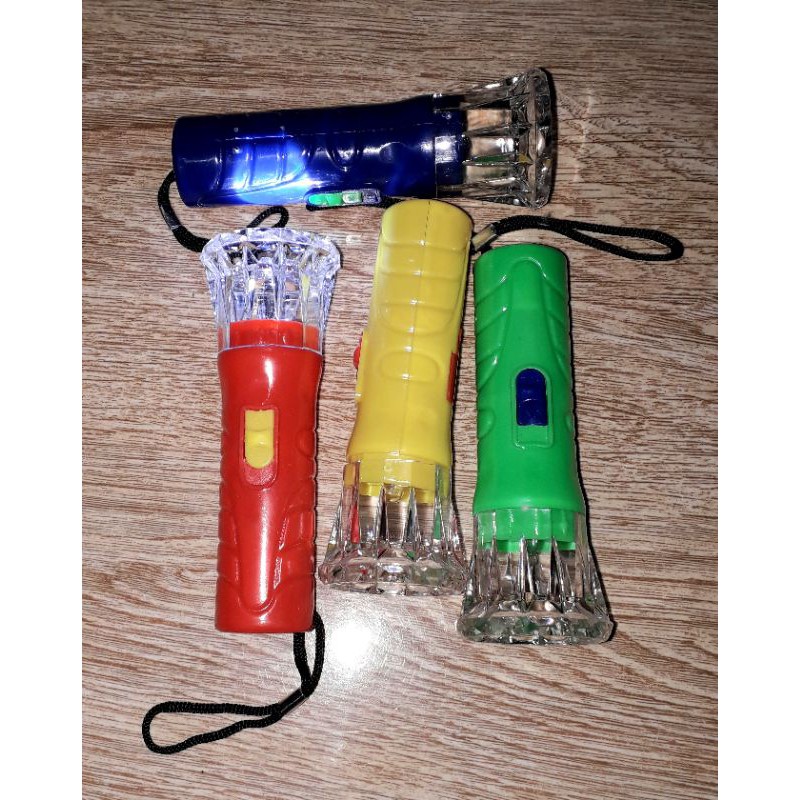 Một Cây đèn pin mini dài 10cm bằng nhựa siêu sáng có kèm pin