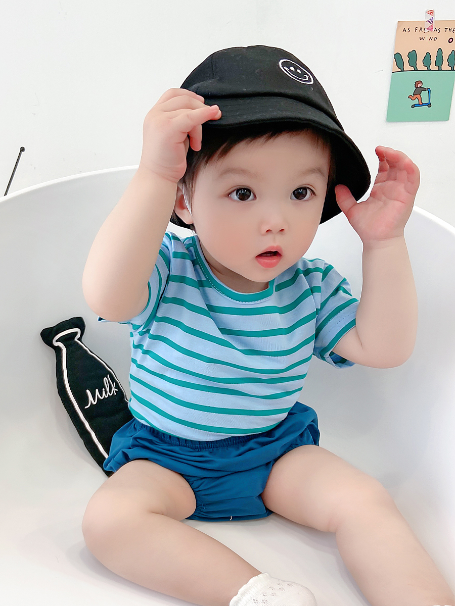 Set áo thun tay ngắn họa tiết sọc kèm quần short thời trang cho trẻ