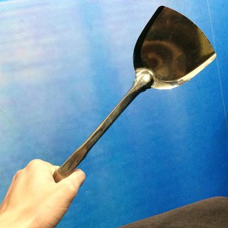 Xẻng xào thức ăn.