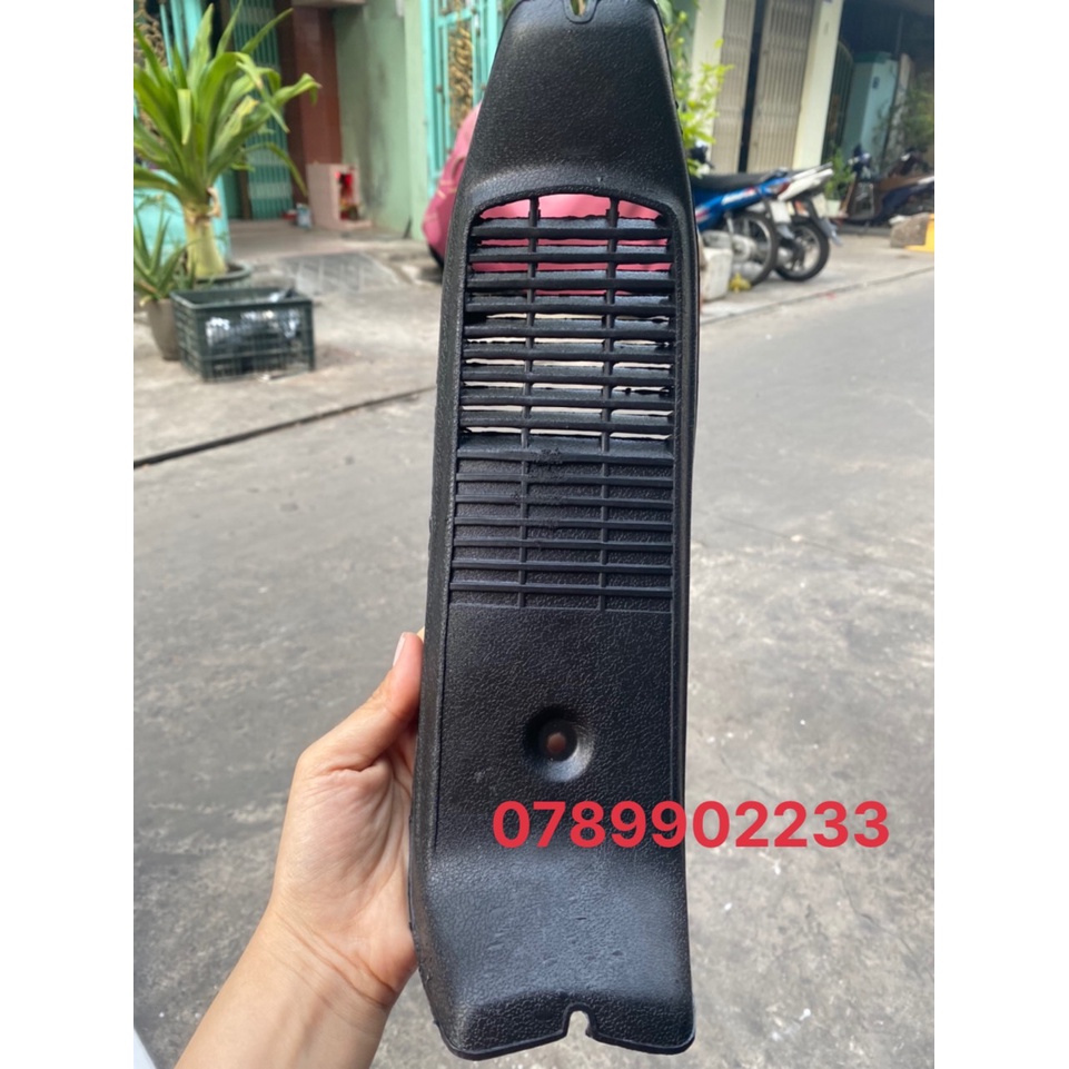 YẾM GIỮA XE CHALY