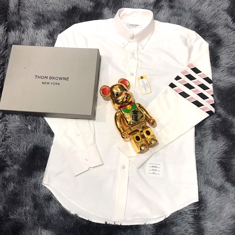 Sơ mi Thom brown trắng viền 4 sọc đen đỏ