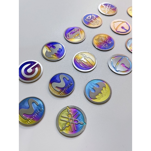 Logo titan tròn tổng hợp mẫu Doremon batman nhện movitar tem điện phân sắc xảo dán trang trí xe máy, laptop…