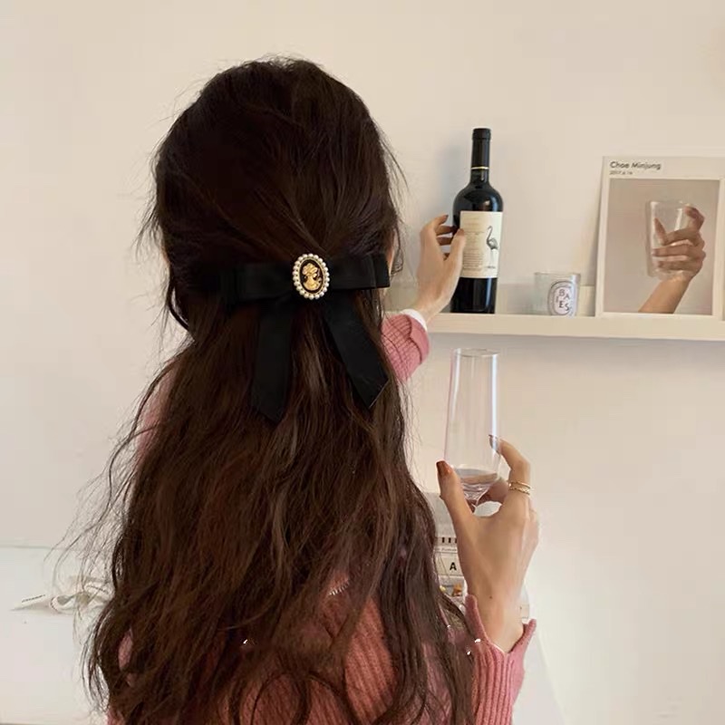 Kẹp Tóc Hình Nơ Viền Châu Chân Dung Nữ - Vani Store [PKT00257]
