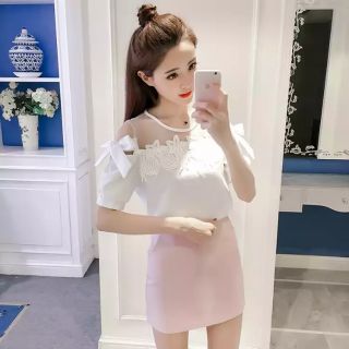 Áo sơ mi thắt nơ cổ ren điệu đà bắt mắt cho nàng nữ tính .Kiểu dáng xinh chất liệu thoáng mát thích hợp đi làm đi chơi.