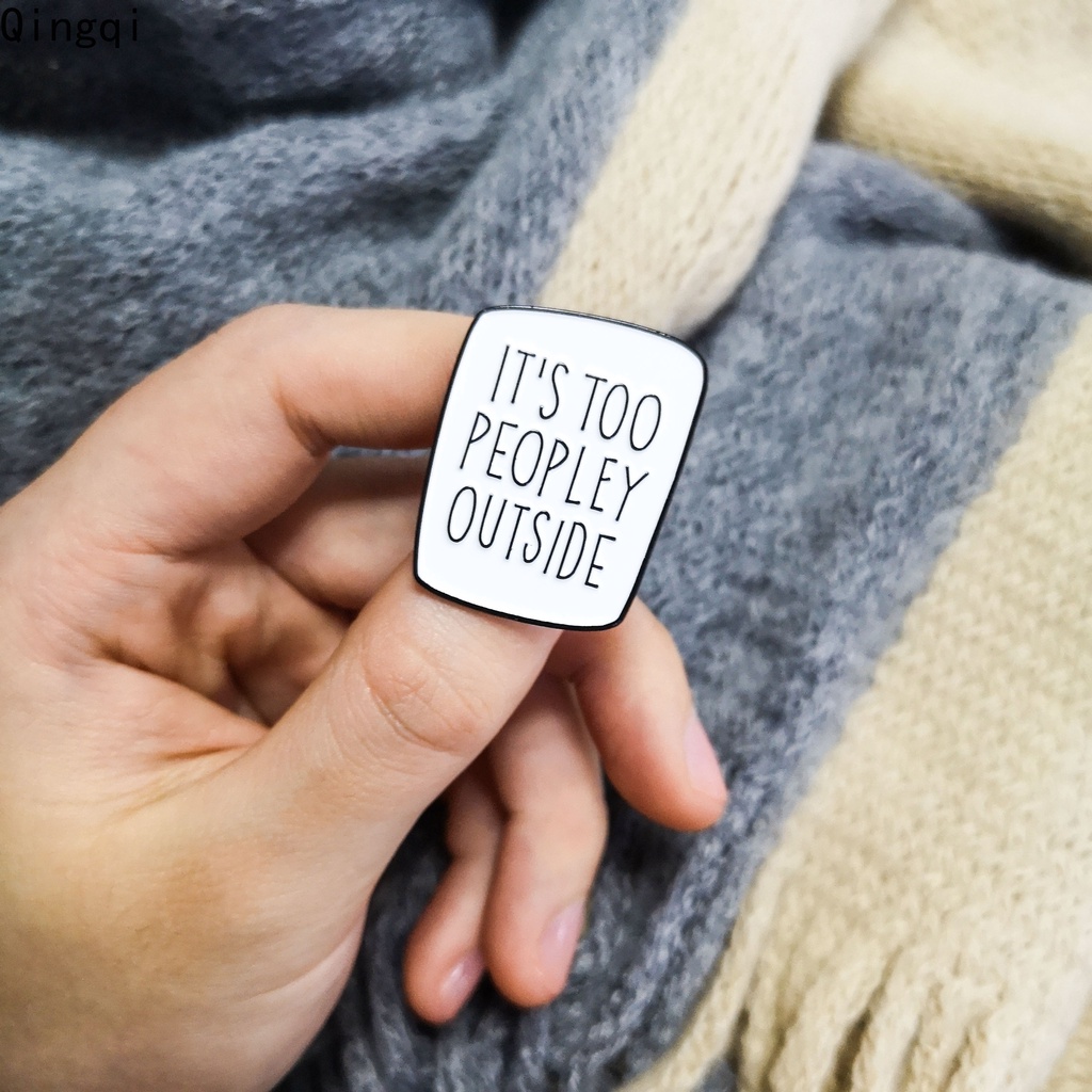 Ghim cài áo Miss Zoe tráng men hình câu nói vui nhộn it's too peopley bên ngoài