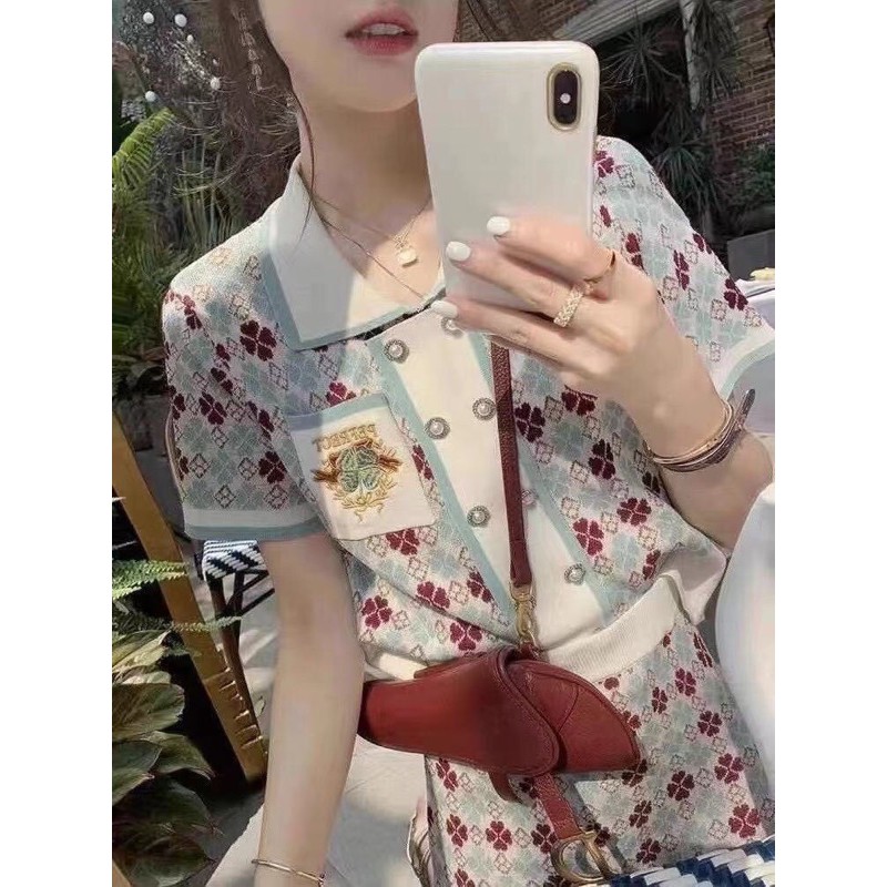 Set trang phục len cho nữ Gucci GC gồm áo tay ngắn có cổ và chân váy ôm dáng ngắn hoạ tiết hình khối sang trọng