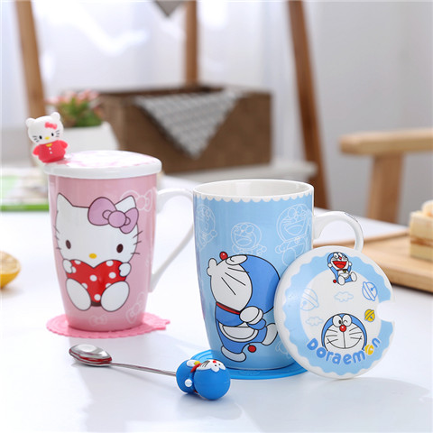 Cốc sứ uống nước kèm nắp + muỗng hình Hello Kitty / Doraemon