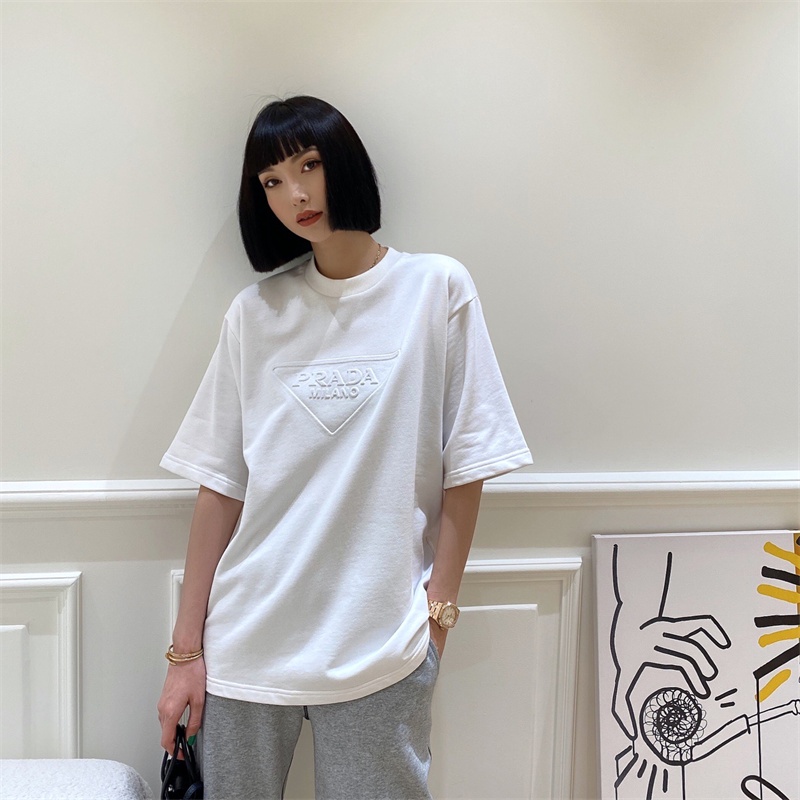 Prada Áo Thun Tay Ngắn Cổ Tròn Mềm Thoáng Khí Thoải Mái In logo Tam Giác Dập Nổi Ba Chiều Thời Trang Thường Ngày Cho Cặp Đôi