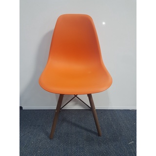 Ghế nhựa chân gỗ EAMES